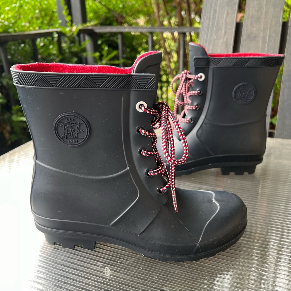 Women’s lace up Tommy Hilfiger twtaian short rain boots navy blue like new
